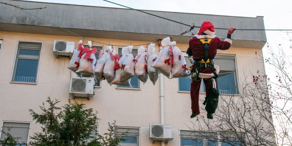 Ovakvog Deda Mraza još niko nije video u Novom Sadu! Došao je samo zbog njih!