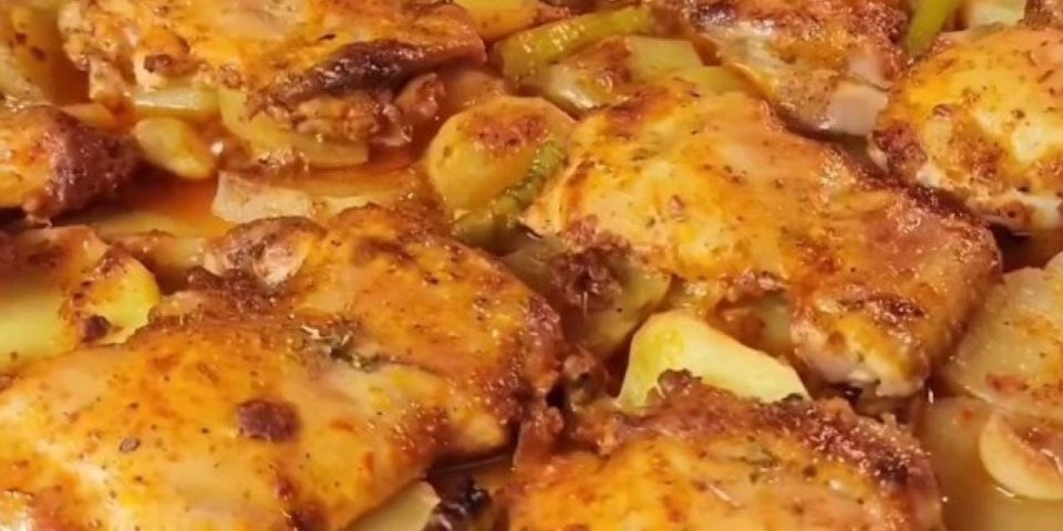 Ceo ručak u jednoj tepsiji! Evo kako da spremite najsočniji krompir i piletinu (VIDEO)