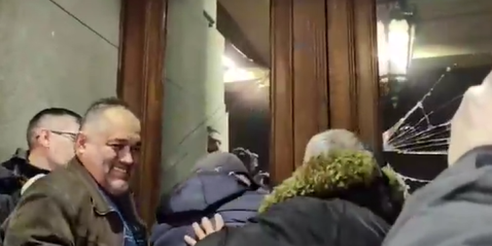 Razularna rulja lomi vrata na ulazu u Skupštinu! Pokušavaju nasilno da uđu u zgradu (VIDEO)