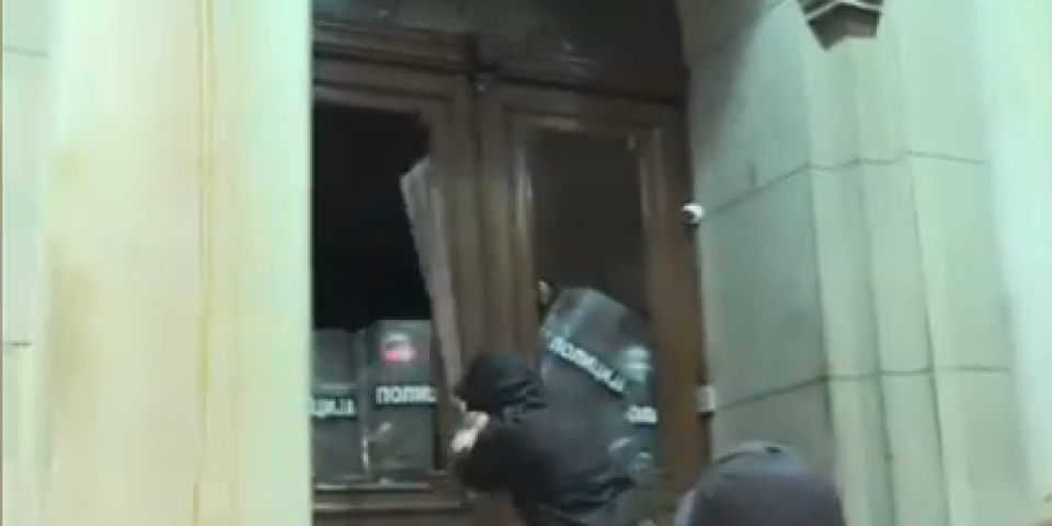 Napad na policiju! Nasilni demonstranti lome prozore, bacaju flaše i motkom tuku po snagama reda i mira (VIDEO)