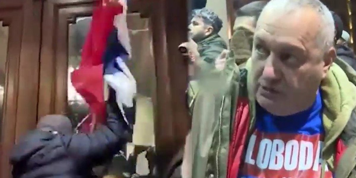Ovaj čovek je lud! Huligani razbijaju staklo, a Milivojević tvrdi da to radi policija! (VIDEO)