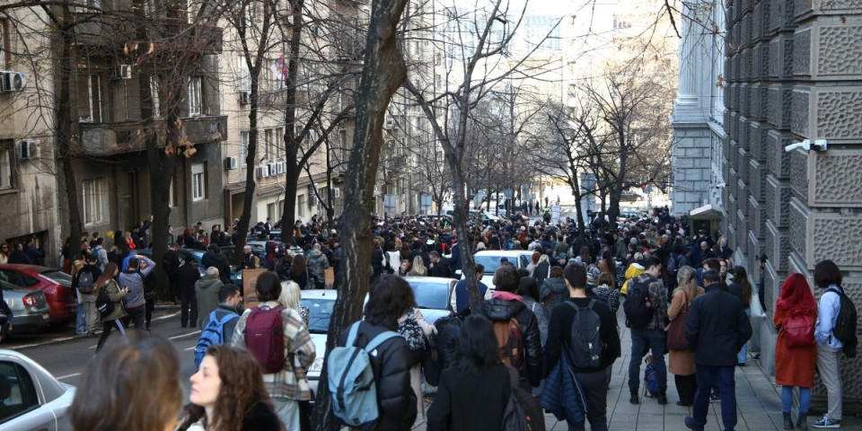 Sprdaju se s narodom: Blokirali Beograd i maltretiraju Beograđane, da bi radili ovo! (FOTO)