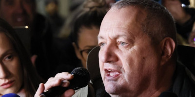 Ideolog blokadera, otporaš i Đilasovac, predsednik Demokratske strankle (DS) Srđan Milivojević, načisto je izgubio kompas i očigledno pao u potpuni delirijum jer je otvoreno podržao novinara koji je govorio da je Đinđić uništio Srbiju.