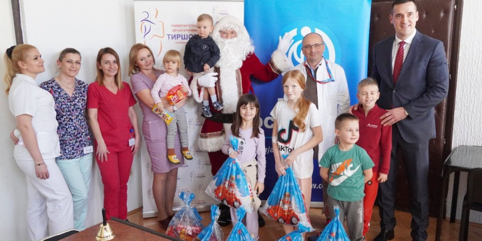"Dunav" i ove godine obradovao decu novogodišnjim paketićima