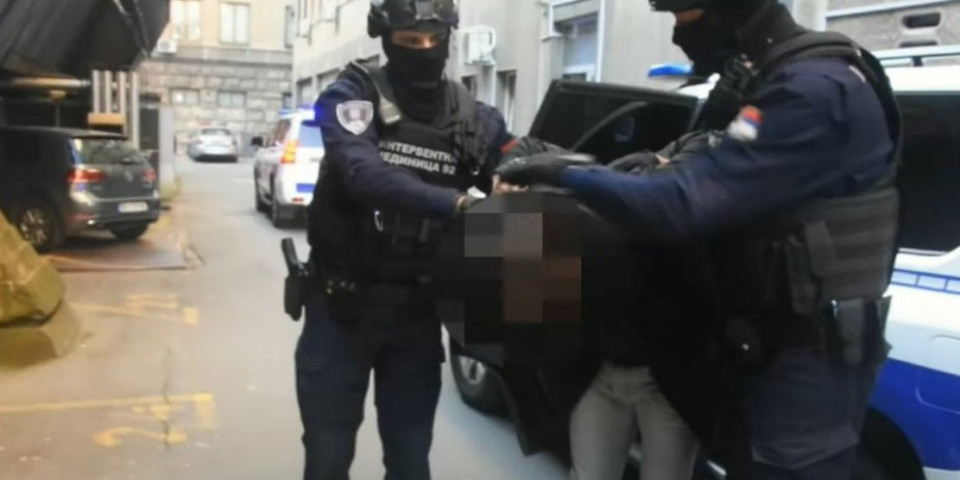 Ukrali iz vozila torbicu sa novcem: Policija ekspresno pronašla i uhapsila lopove u Bujanovcu