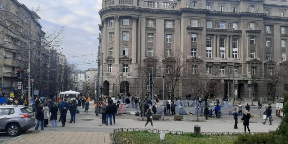 (FOTO) Spontani protesti, al malo sutra! Đilasovci imaju iste sive šatore, jasno je da je sve unapred spremljeno!
