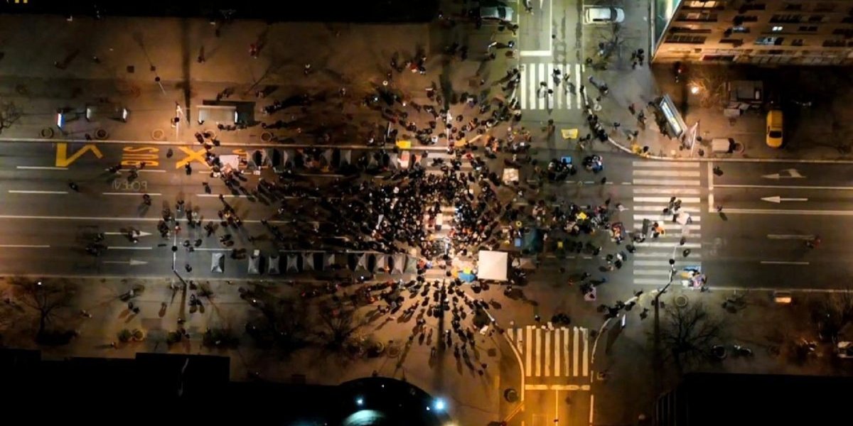 Pogledajte šačicu "studenata" i đilasovaca koji maltretiraju Beograđane! (FOTO)