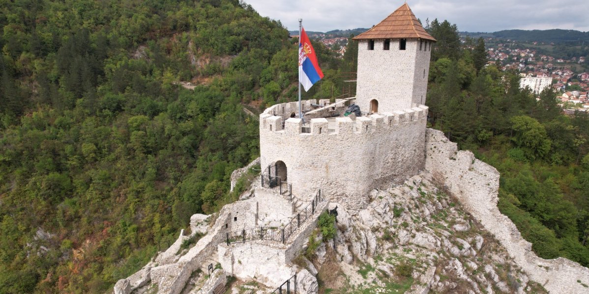 Simbol grada Užica blista punim sjajem! Tvrđava Stari grad ostaje otvorena za posete izuzev ovog dana (FOTO)