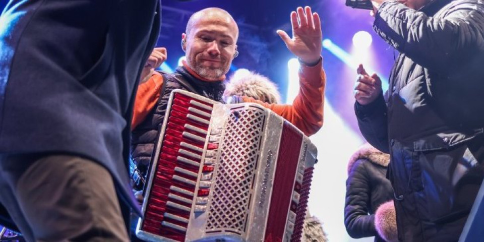 Pevač dobio treće dete -Aleksandar Sofronijević najveseliji na proslavi (FOTO)