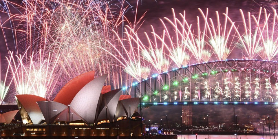 (VIDEO) Spektakularan doček Nove godine u Australiji! Nestvaran vatromet oduševio svet, prisustvovalo više od milion ljudi!