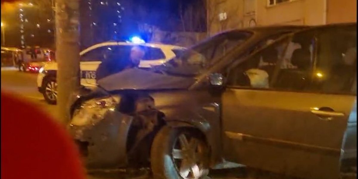 Automobil smrskan, točak iskrivljen: Udes kod Omladinskog stadiona u Beogradu