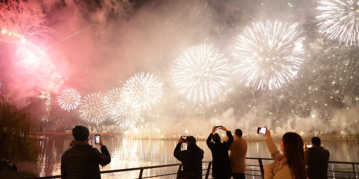 Doček za dvoje već od 2.200 dinara: Detaljan cenovnik smeštaja za najluđu noć, evo gde je najjeftinije (TABELA)