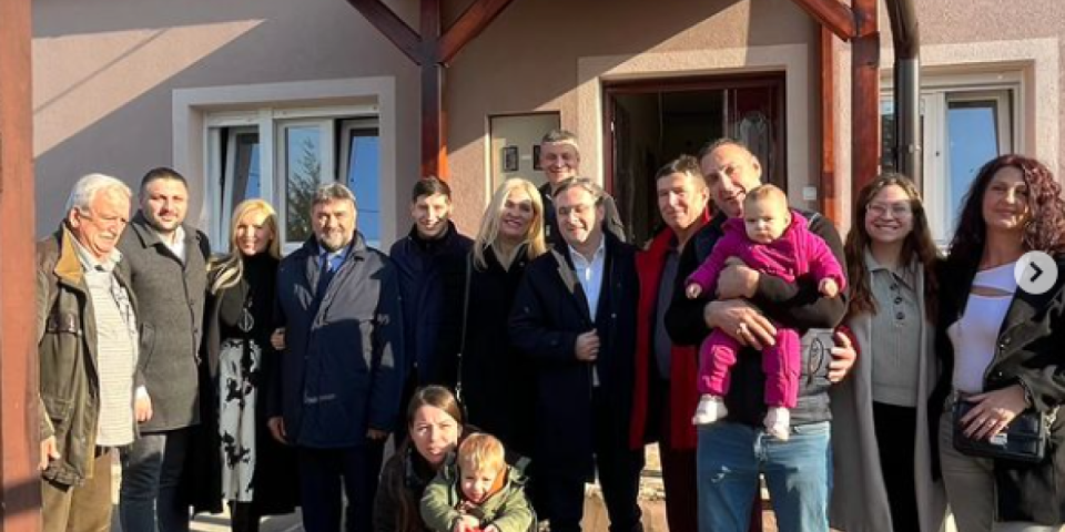 Ministar Selaković posetio porodicu Milojević koja je kupila svoju prvu nekretninu uz subvenciju države (FOTO)