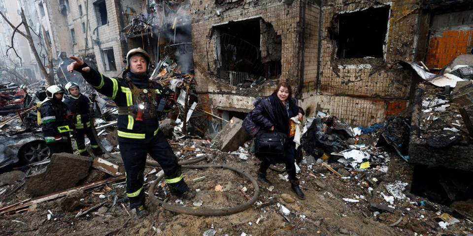 Katastrofa! Ukrajinci granatirali pekaru prepunu civila: Ima mrtvih, desetine zarobljeno pod ruševinama (FOTO)