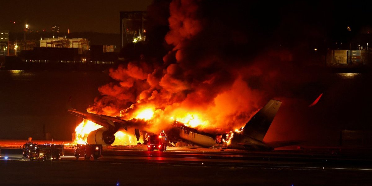 Horor! Poginulo pet putnika u sudaru dva aviona (VIDEO/FOTO)
