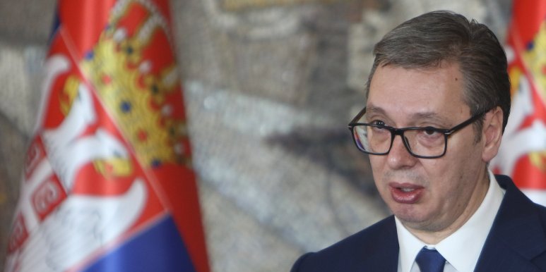 Predsednik Vučić čestitao Dodiku Dan Republike Srpske