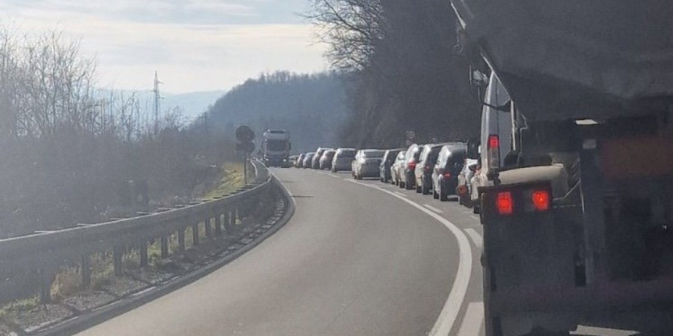 Kolaps kod Zlatibora: Nepregledna kolona vozila na srpskoj planini
