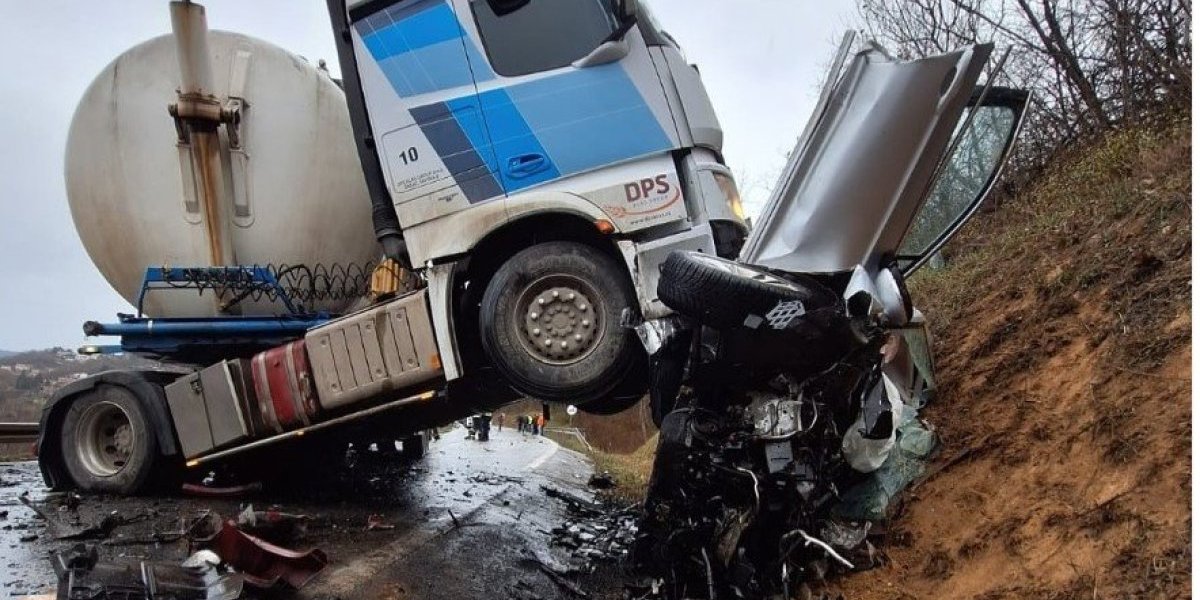 Jeziv udes u Sremskoj Kamenici! Kamion smrskao automobil, vatrogasci izvlače vozača