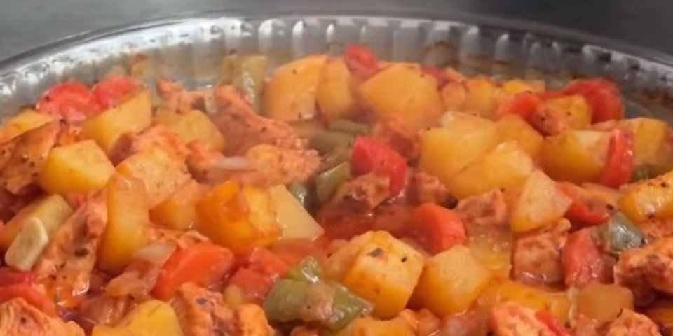 Ceo obrok u jednoj tepsiji - prste da poližete! Piletina spremljena na ovaj način je nešto posebno (VIDEO)