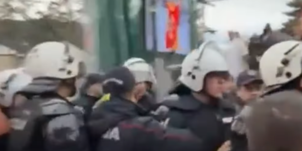 (VIDEO) Cirkus na Cetinju! NVO CPC ni Badnji dan nije svet! Pobili se sledbenici raspopa Miraša i raspopa Bojovića! Sreća pa je tu bila policija!