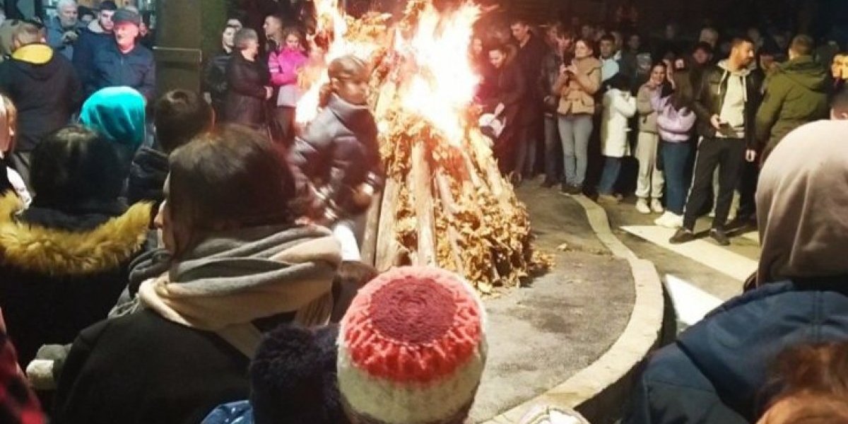 (VIDEO) Nikad više vernika, nikad duži vatromet! Badnje veče u Majdanpeku! A ovde je najveselije tek od ponoći!