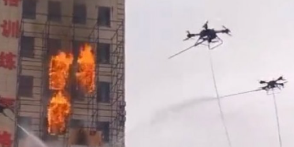 Pa, hit! Dronovi gase požar u Kini! Letelice umesto ljudi i teške mehanizacije na zadatku (VIDEO)