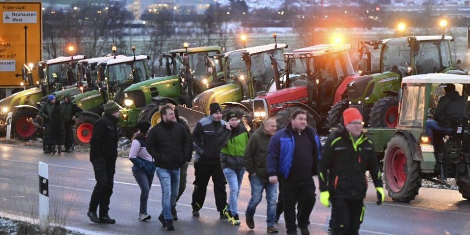 Incident u Nemačkoj! Policija blokirala prolaz traktoru, pogledajte šta je vozač uradio! (VIDEO)