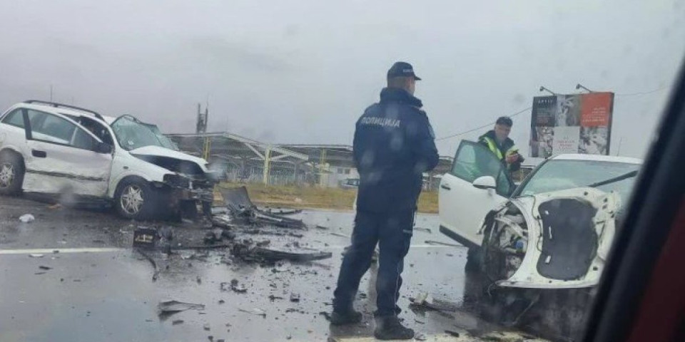 Prve fotografije jezive nesreće u Zaječaru: Vozač poginuo, tri automobila uništena