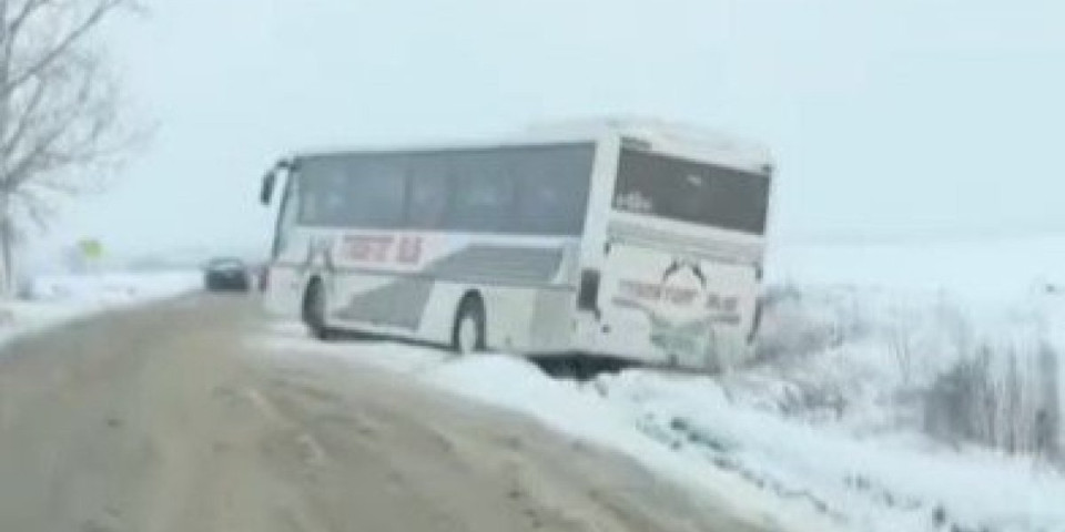 Autobus sleteo sa puta: Nesreća na putu Vrdnik -Ruma