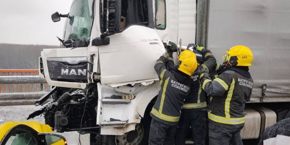 Fotografije spasavanja kamiondžije: Nesreća kod Beščanskog mosta
