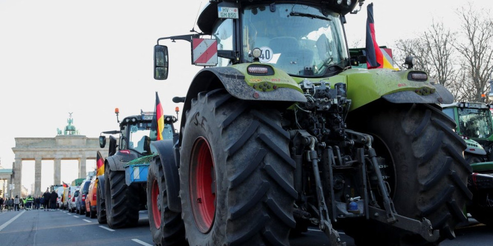 Šokantan potez nemačkih seljaka! Uzeli traktor, pa zapanjili Nemce - znate li šta ovo znači?! (VIDEO)