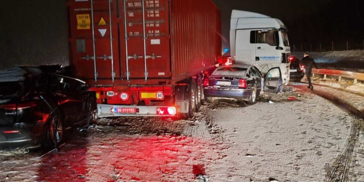 U jednom automobilu bila beba: Detalji lančanog sudara na autoputu kod Umčara