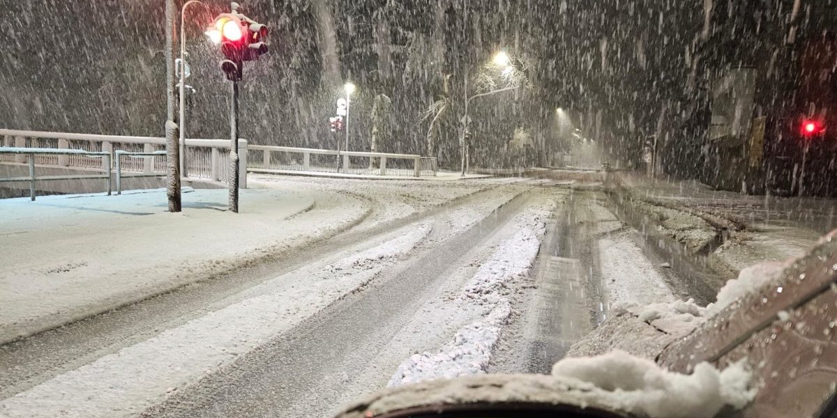 Sneg počeo da pada u Beogradu! Oglasio se RHMZ s najnovijom najavom: Evo da li će se oformiti i zadržati i u narednim danima!