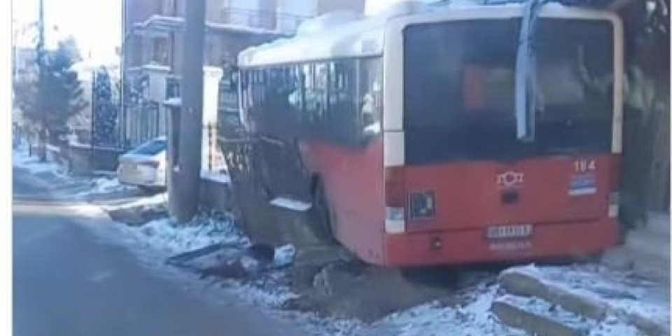 Zapalio se autobus u Mirijevu! Vozač hrabro intervenisao (VIDEO)