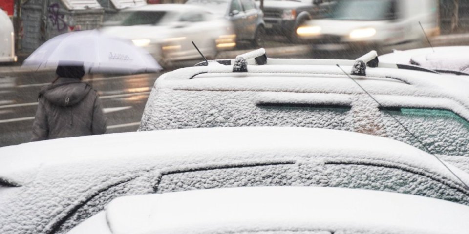 Ludilo od vremena: U Beogradu pada sneg, a na jugu Srbije 10 stepeni