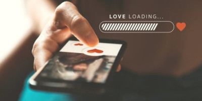 Američka kompanija Meta, vlasnik društvene mreže Fejsbuk, objavila je da uvodi asistenta na bazi veštačke inteligencije (AI) u svoju uslugu Fejsbuk dejting, koja treba da pomogne korisnicima da upoznaju srodnu dušu.