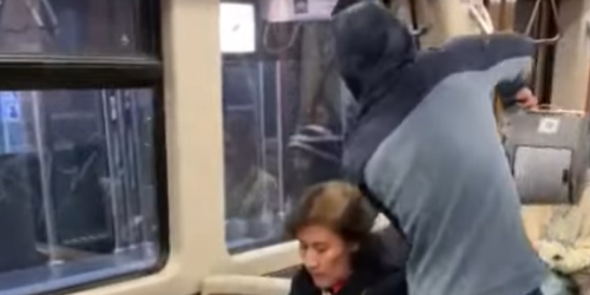 (VIDEO) Horor u vozu! Jutjuber prosuo kantu izmeta po ljudima, hitno reagovala policija!