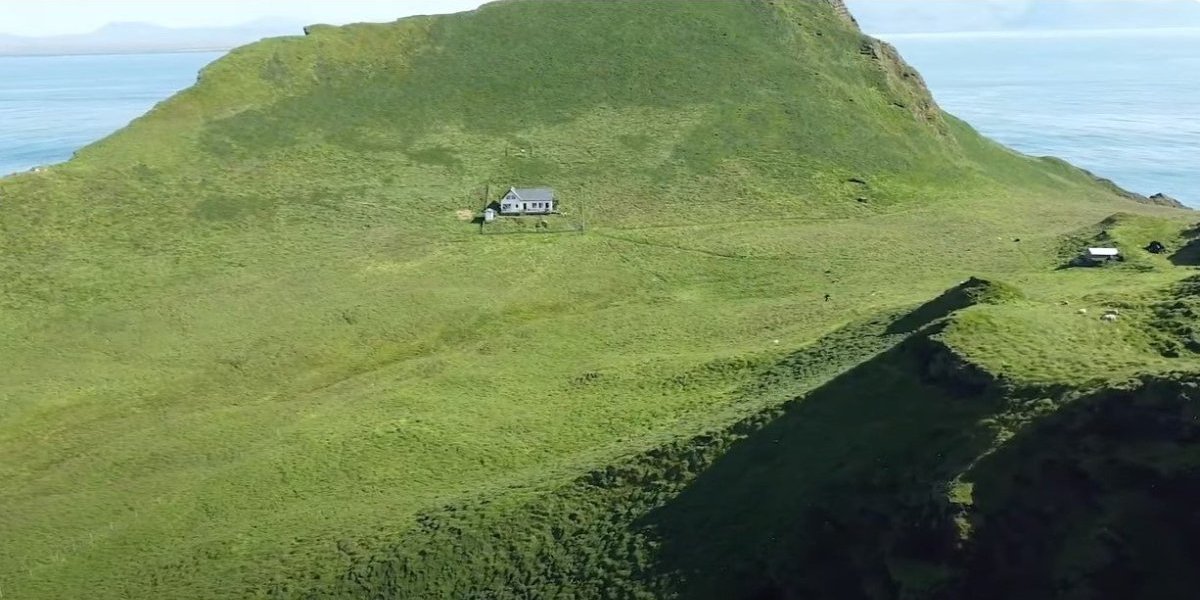 Najusamljeniju kuću na svetu prate brojne misteriozne priče! Nalazi se na pustom ostrvu, a evo ko živi u njoj (VIDEO)