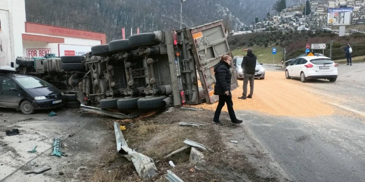 Teretnjaku pukla guma, pa se prevrnuo, kukuruz se rasuo svuda po kolovozu! Ovo su detalji saobraćajke kod Užica (FOTO)