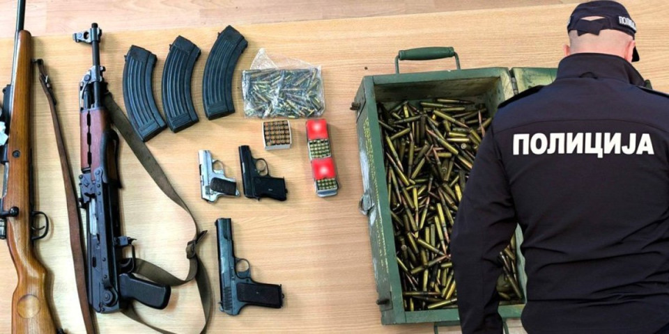 Arsenal oružja zaplenjen u Kragujevcu! Poznat identitet uhapšenog muškarca