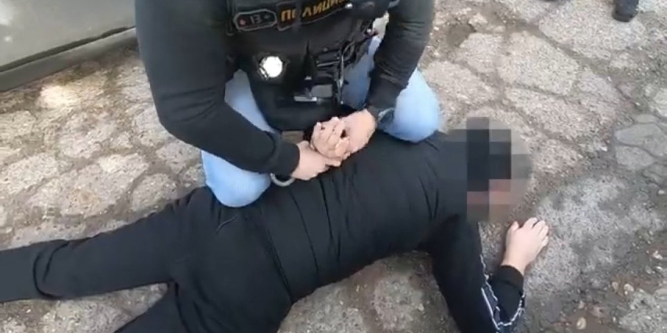 Hapšenje u Kneževcu: Trojica muškaraca leže u jarku sa lisicama na rukama