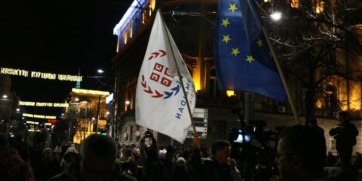 Propali Đilasovi protesti! Kombi sa ozvučenjem otišao, ostala je samo šačica ljudi! (VIDEO)