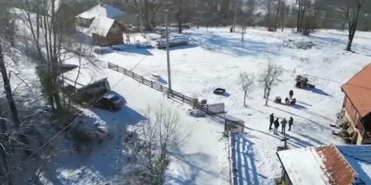 Nezvani gost usred sela! Žitelji Šljivovice u neverici, da li je ovo poštar sa Zlatibora?!