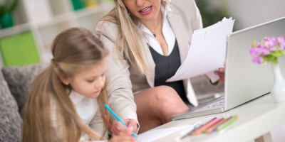 Mala Dunja oduševila je javnost, kada je za domaći zadatak na temu da nacrta tatu i komšije dok u naselju obavljaju zajednički posao, nacrtala prase kako se okreće na ražnju.
