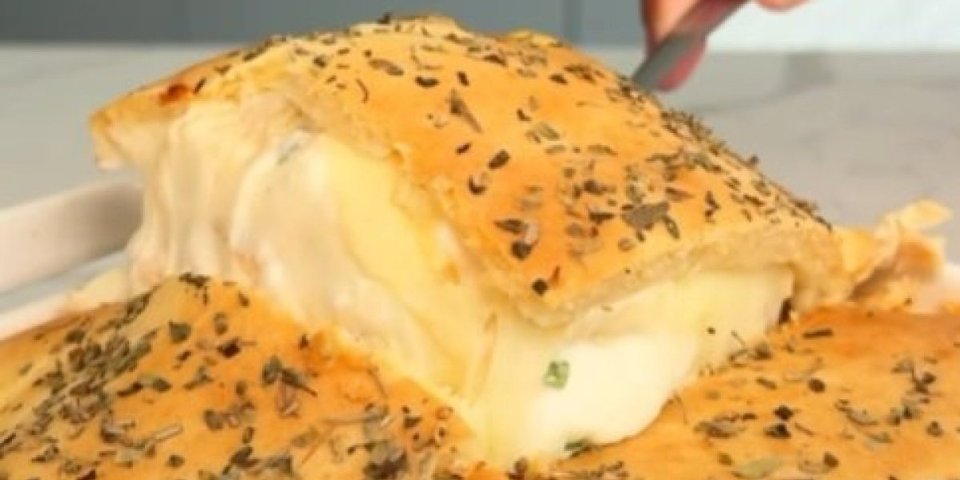 Peče se samo pola sata! Ova slana torta sa piletinom i sirom će vas potpuno raspametiti (VIDEO)