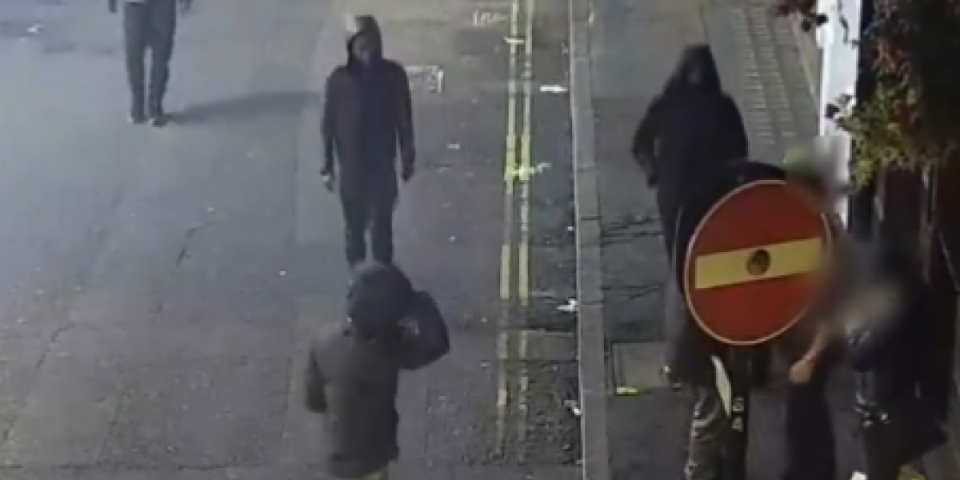 Banda primetila dvojicu pijanih, opkolili ih, a onda je usledio šok! Snimak iz Londona širi se mrežama! (VIDEO)