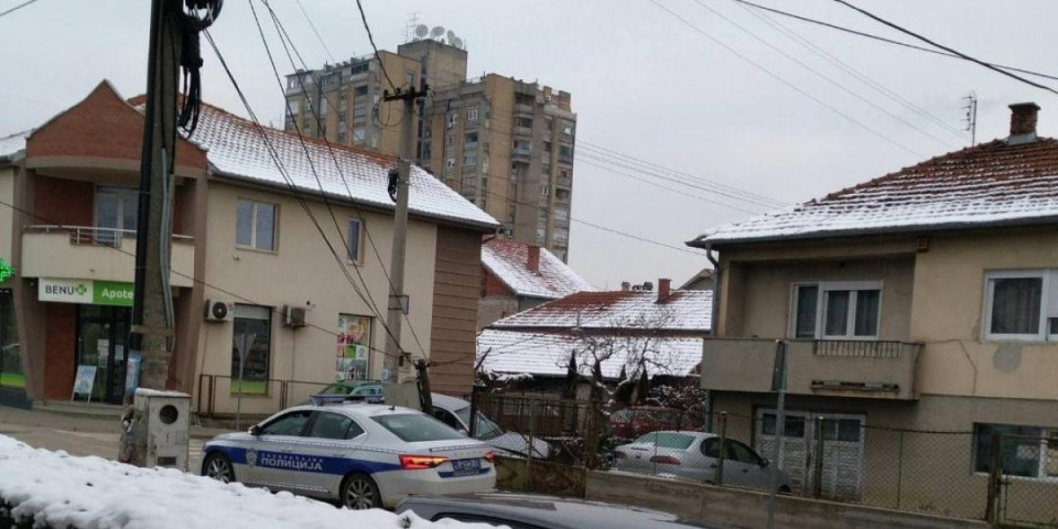 Automobilom pokosio banderu i uleteo ljudima u dvorište: Saobraćajna nezgoda u Leskovcu