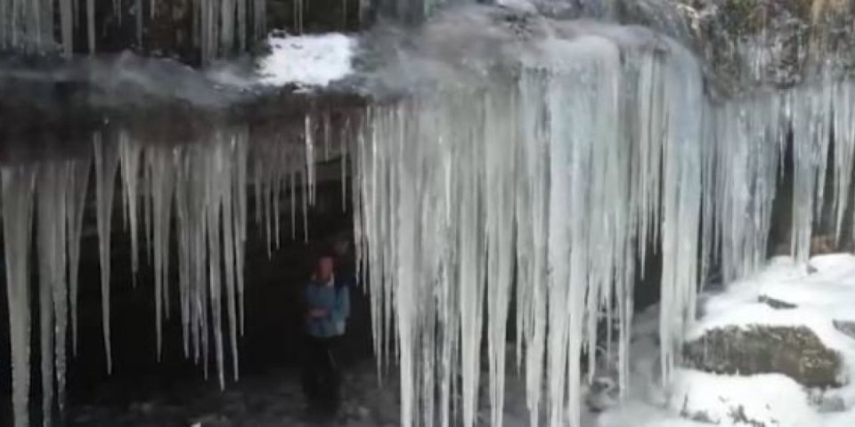 Dunav je postao ulica: Teška zima okovala je reku ledom, od nje napravila šetalište (VIDEO)