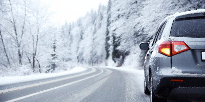 Po Zakonu o bezbednosti saobraćaja svi vozači su u obavezi da imaju sve četiri zimske gume u periodu od 1. novembra do 1. aprila.