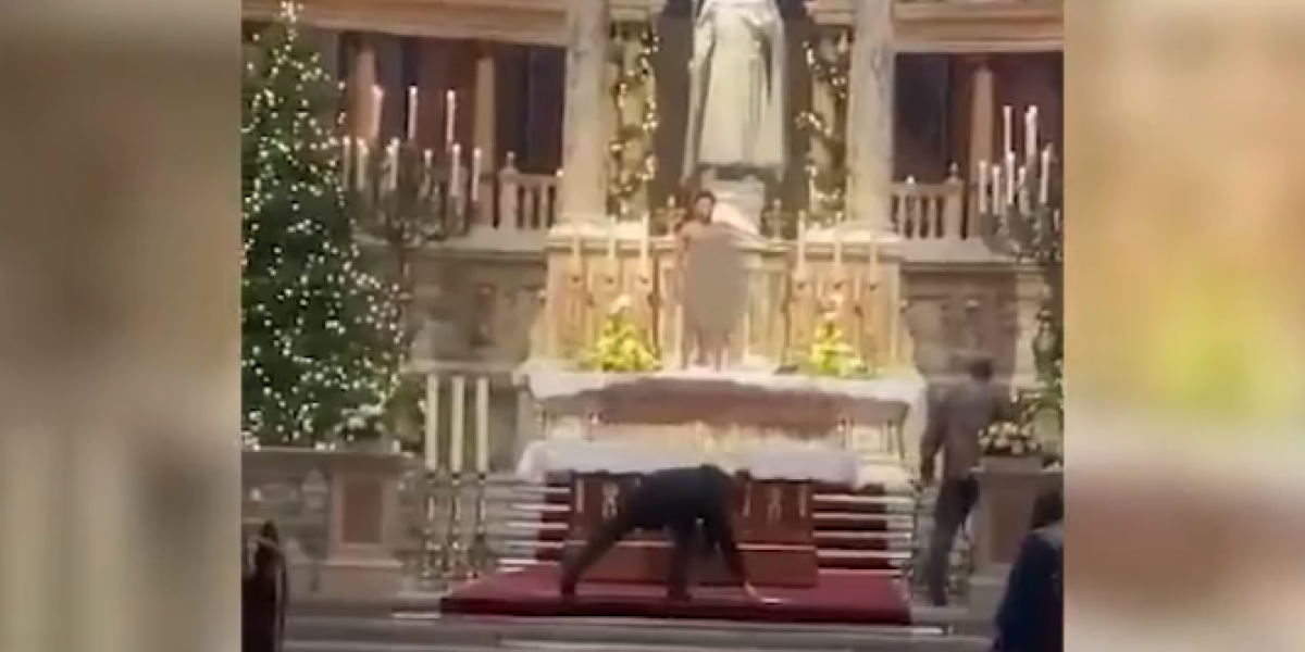 Skandal u Budimpešti! Student go prošao pored obezbeđenja crkve i popeo se na oltar (VIDEO)